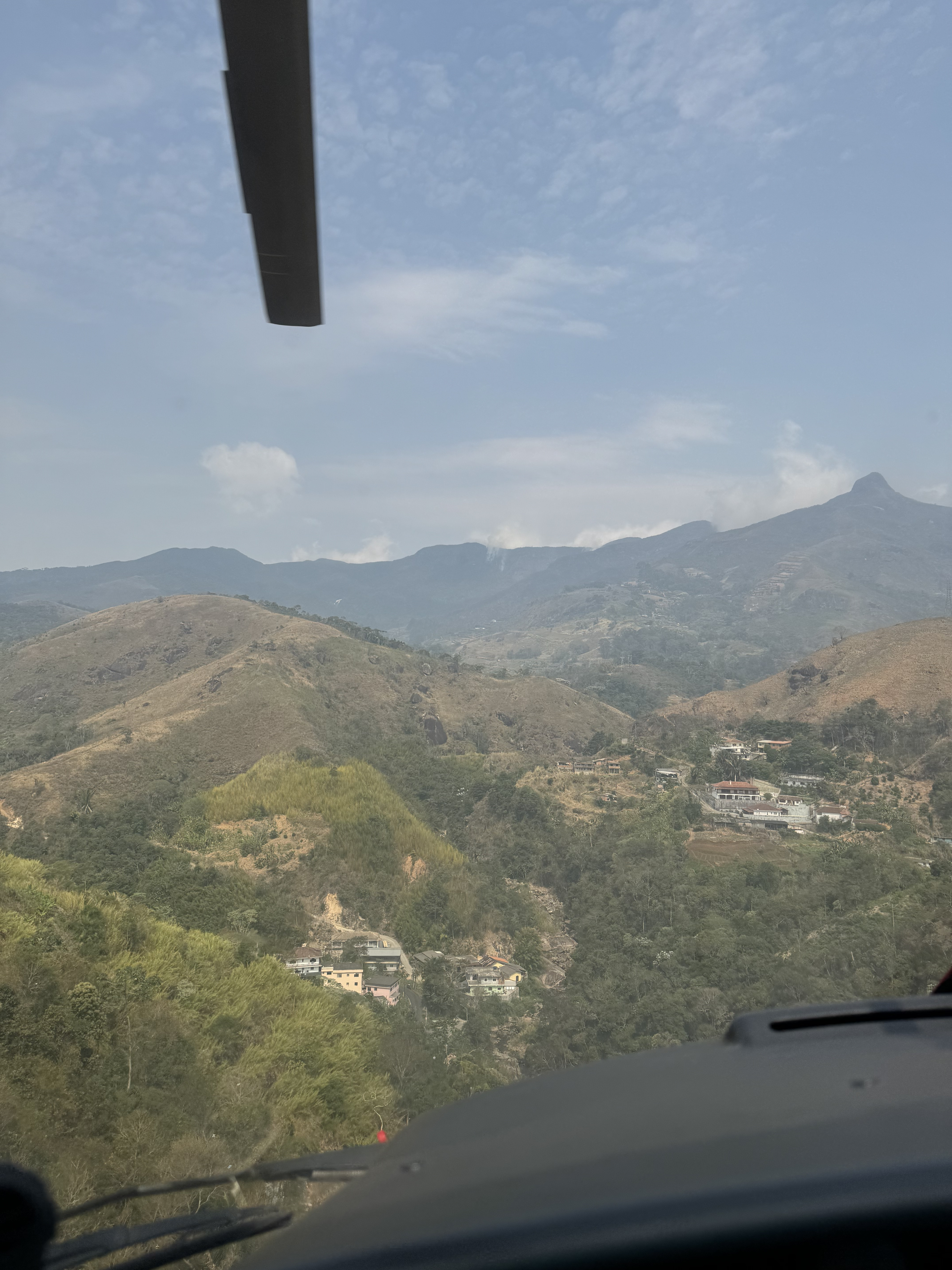 Voo sobre a região serrana de Petrópolis